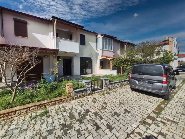 Burhaniye'de Satılık 3+1 Müstakil Ev, Denize Sıfır, Havuzlu, Güvenlikli