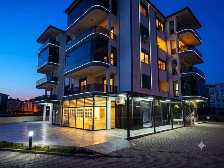 Burhaniye’de Kiralık 2 Katlı Dükkan, Merkezde, Ön Cephe